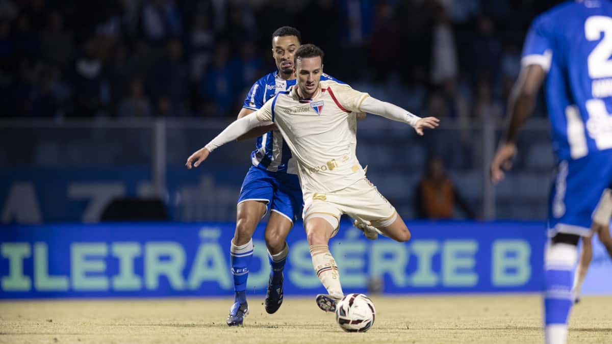 Avaí 0 x 0 Fortaleza: Vinícius salva, expulsões pesam e empate mantém Leão no G-2